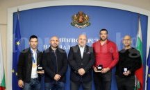 Красен Кралев връчи почетни медали на ММС на световните шампиони по ММА