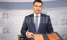 Калоян Паргов подари на столичния кмет правилник за редене на павета от 1936 г