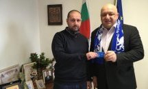 Министър Кралев получи членска карта на официалния фенклуб на „Челси“ в България