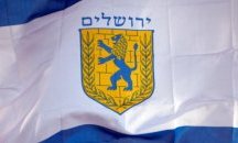 Йерусалимски Дядо Коледа раздава безплатни коледни дръвчета с мисия