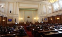 Гласуват окончателно Закона за семейните помощи за деца