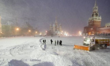 Рекорден снеговалеж в Москва. Испания продължава да е блокирана от преспи