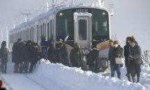 Студът и обилният снеговалеж в Япония взеха жертви