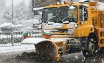 Обилни снеговалежи затвориха пътища за почистване