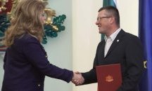 Илияна Йотова връчи български документи на спасителя от Лим Сафет Баличевац