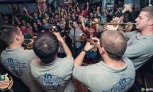 Масово връзване на мартеници на „Балканско Гуча парти“