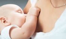 Tранссексуална жена успя да кърми осиновеното си дете