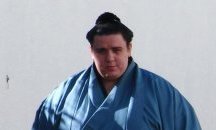 Аоияма се завръща в елита на професионалното сумо