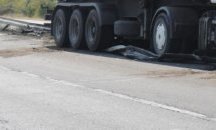 Аварирал тир затрудни движението на АМ „Тракия” до тунел „Траянови врата”