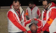 Лекари показаха спасяване на пострадал след тежко падане на леда (СНИМКИ)