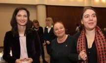 Мария Габриел: Необходима е промяна на нагласите за ролята на жените
