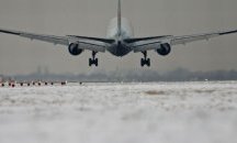 Снегът отмени стотици полети в Лондон