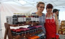 Демонстрация на правене на сметана и масло с мляко на фермерския фест в София