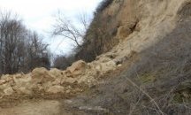 Свлачища и ремонти пречат на движението по пътищата