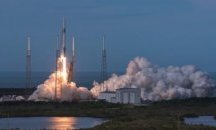 "SpaceX" изстреля кораб с подаръци, робот и силни мишки