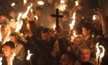 Носят Благодатния огън от Йерусалим с четири фенера