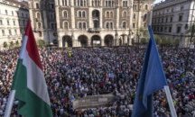 Десетки хиляди унгарци излязоха на протест срещу изборната победа на Орбан