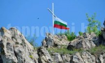 Издигнаха голям християнски кръст над Девня