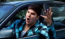 Агресивен шофьор се нахвърли върху чужденец с мотор (ВИДЕО)