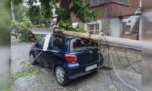 Електрически стълб падна върху автомобил в Пловдив