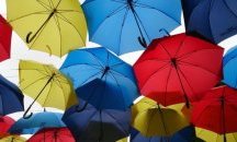 Цветни чадъри създават настроение в центъра на Видин