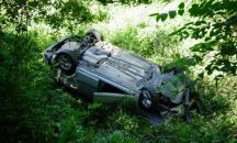 Младежи оцеляха по чудо след падане с кола в пропаст в Благоевград