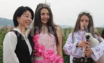 Японци облякоха български носии за закриването на розобера в Карловско