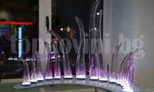 Притчата за изгонването на Адам и Ева от Рая в изложба от стъклени форми