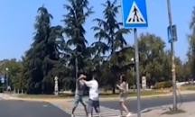 Шофьор и пешеходец се сбиха на кръстовище в Бургас (СНИМКИ)