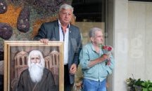 Художникът Никола Вичев дари портрет на дядо Добри на Областна администрация-Пловдив
