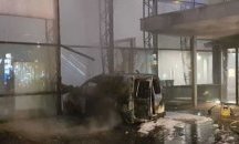 Микробус се вряза в офиса на холандски вестник и избухна