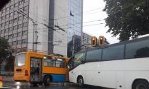 Междуградски автобус удари тролей в София, има пострадали