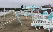 Буря помете плажа на Крайморие