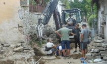 Бетон се излива върху вековни каменни стълбища в стария град на Велико Търново