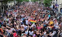 Десетки хиляди участваха в ежегодния гей парад в Париж