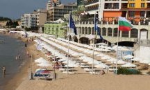 Почистиха плажа в Несебър от топчетата мазут