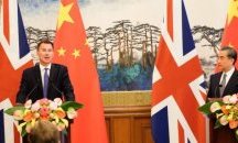 Новият дипломат №1 на Великобритания сбърка китайската си съпруга с японка