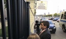 Арести на членове на "Пуси Райът" веднага след излизането им от затвора
