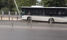 Автобус на градския транспорт се заби в уличен стълб на голям пловдивски булевард