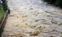 Младежи спасиха дете, завлечено от ледените води на водопад