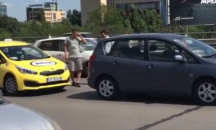 Жена отмъсти на такси в София, блъскайки го пет пъти (СНИМКИ)