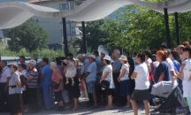 Стотици протестираха в защита на родилното отделение в Карлово