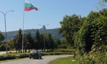 Националният трикольор посреща влизащите в Шумен