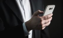 Мъжете надничат в смартфоните на половинките си, докато те спят