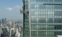 Пожарникари спасиха блокирани на 57-мия етаж миячи на прозорци (ВИДЕО)