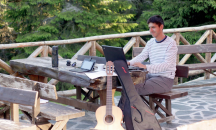  На лагер с лаптоп в гората