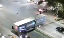 ТИР помете светофар при обратен завой на варненски булевард