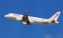 Около 100 пътници бяха евакуирани от самолет на летище в Прага