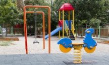 Затягат контрола над детските площадки