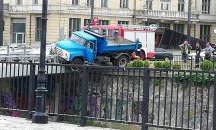 Камион надвисна над реката на Лъвов мост в София